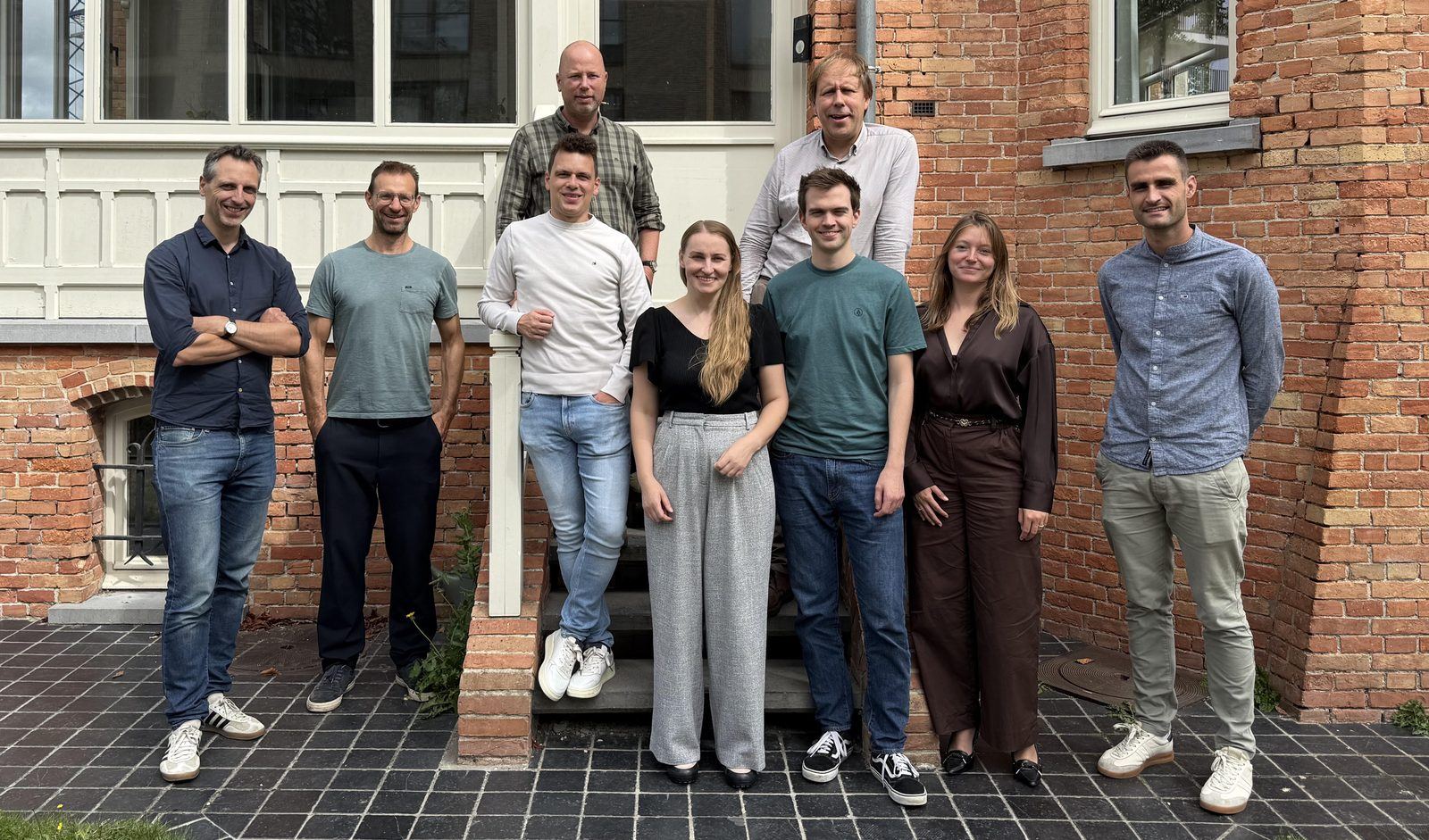 Het team van Movias voor het pand in Loppem.