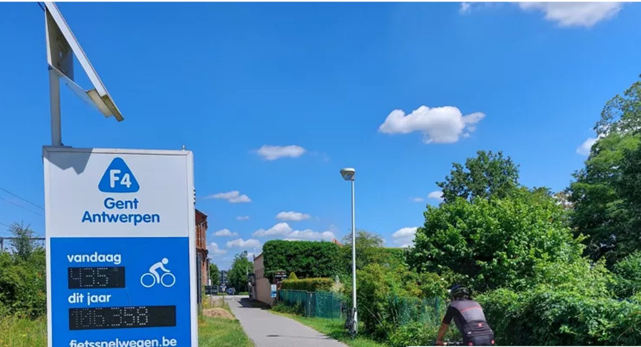 Fietstelpaal met dagteller langs fietssnelweg F4 Gent-Antwerpen.