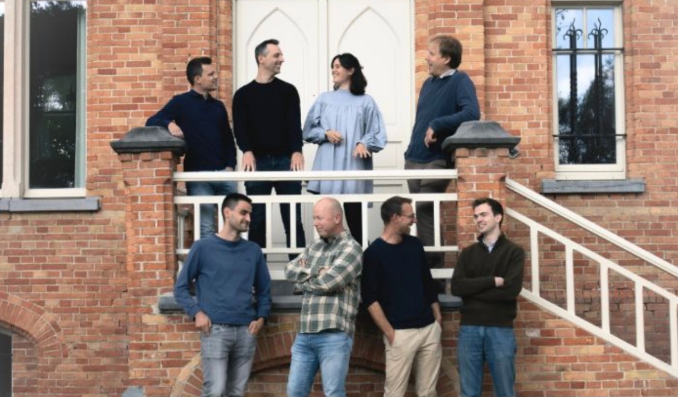 Het team van Movias voor het pand in Loppem.